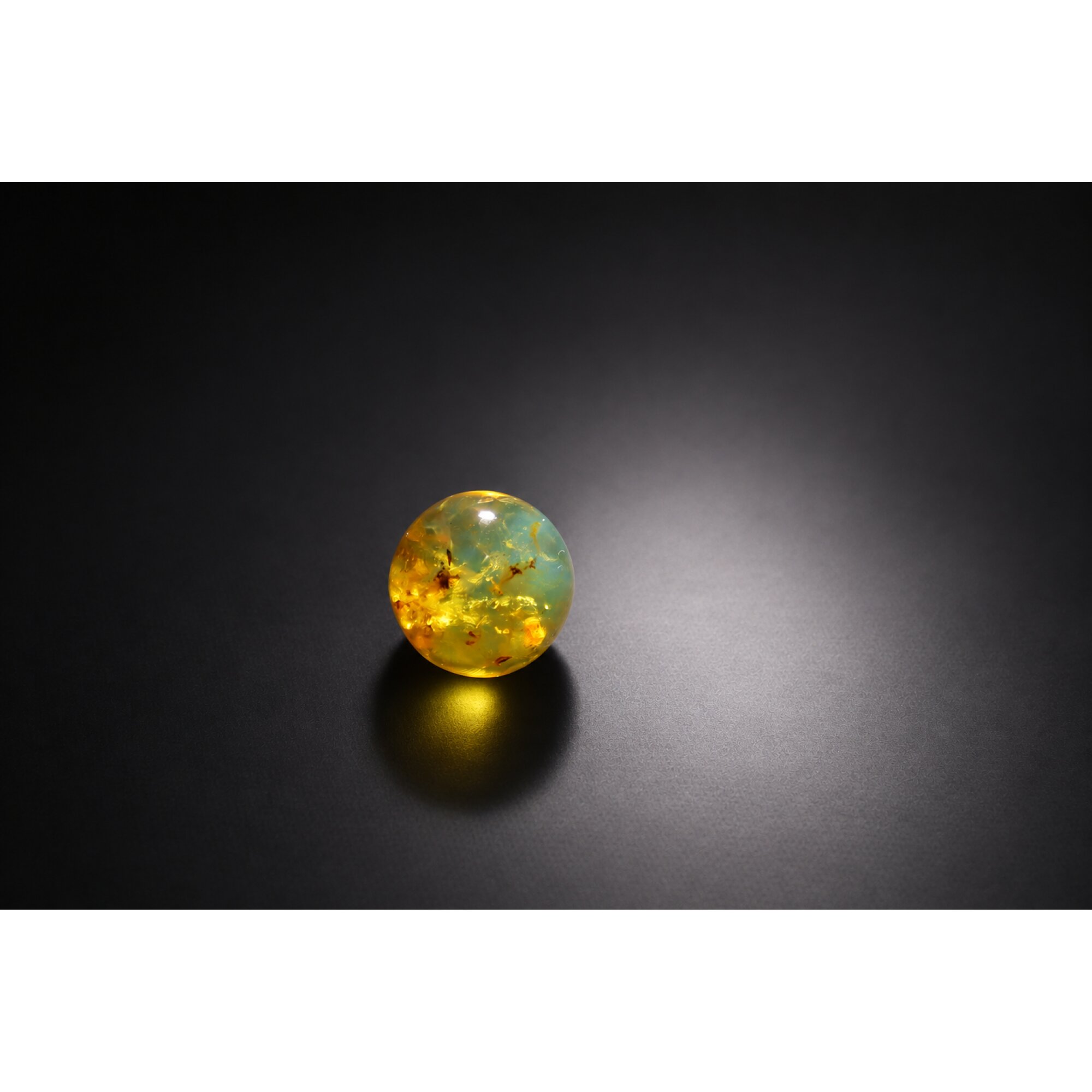 Untreated yellow blue Dominican amber sphere/ball 17.5mm – photo 4