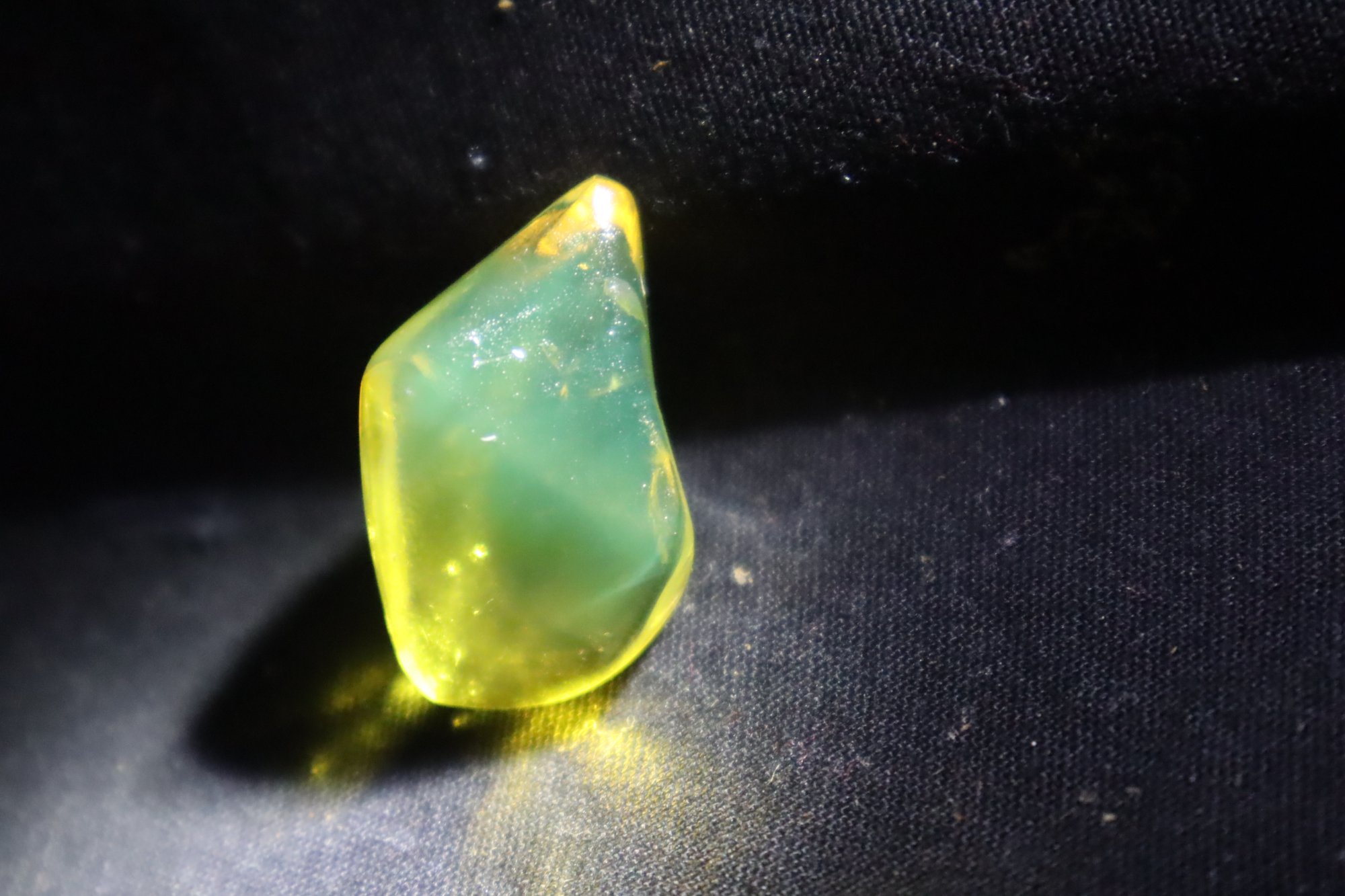 Real olive green polished Dominican amber 35mm – photo 12